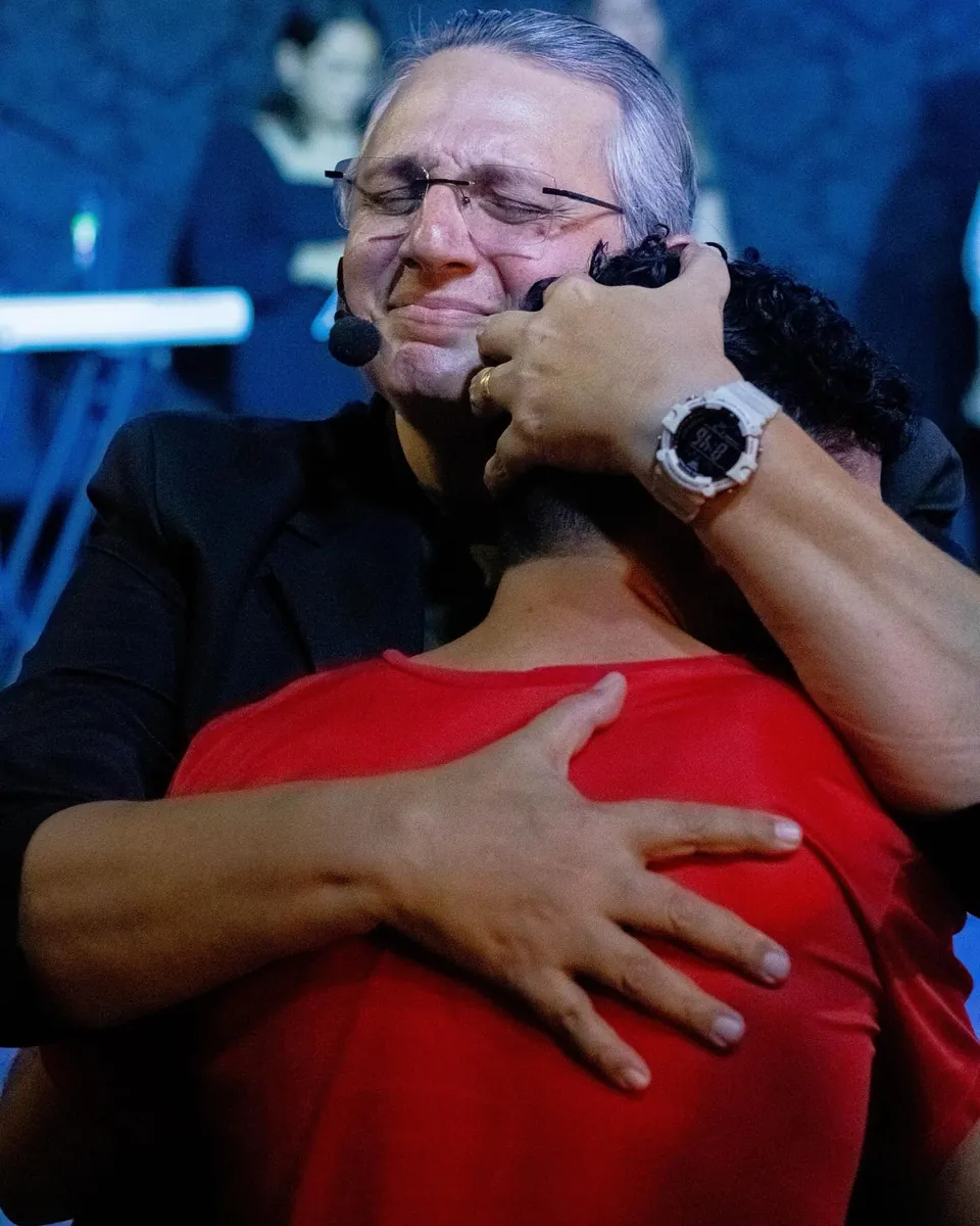 Abraço apertado durante um culto da MUP